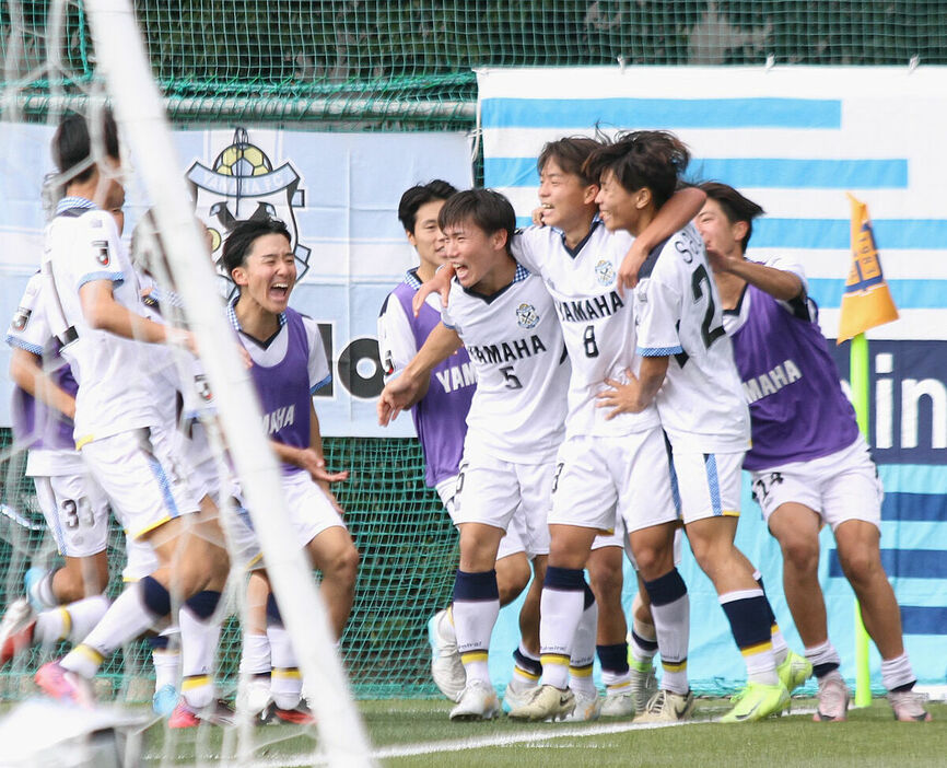 勝ち越しゴールを決めて仲間と喜ぶ磐田・川合〈８〉