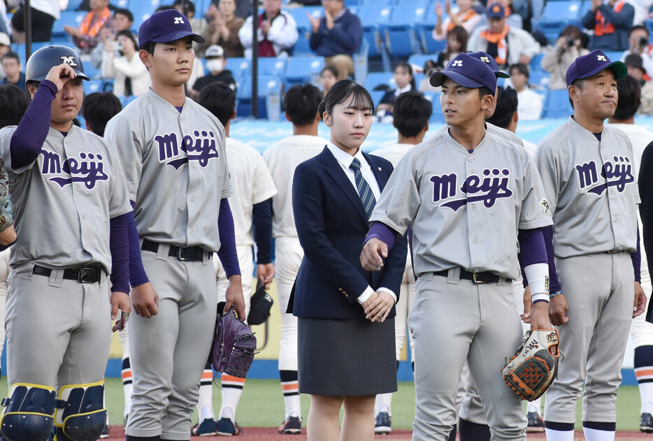 東京六大学野球。法大戦で先勝した明大の宗山（右から２人目）、浅利（左から２人目）ら＝３日、神宮球場