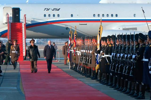 平壌国際空港で2024年11月29日、ロシアのベロウソフ国防相（中央右）を出迎える北朝鮮の努光鉄（ノグァンチョル）国防相（同左）ら。ロシア国防省提供=AP