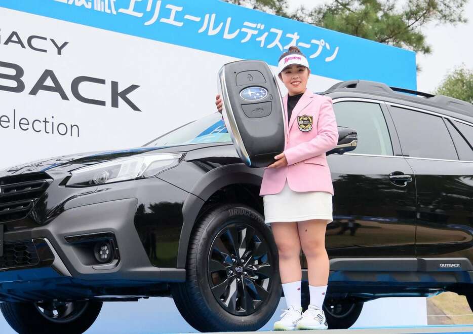 優勝した山下美夢有。副賞の車の前で記念撮影＝エリエールGC松山（撮影・中島信生）