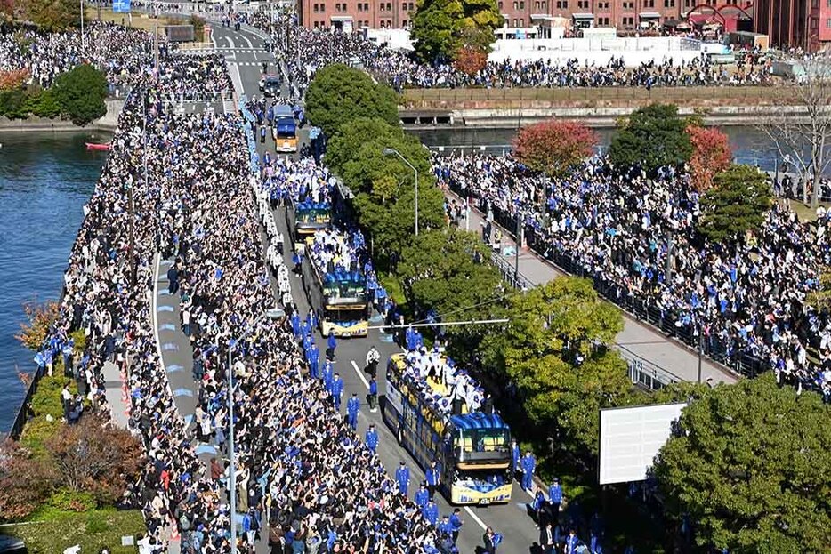 ファンら大勢の人が集まった優勝パレード＝横浜市中区