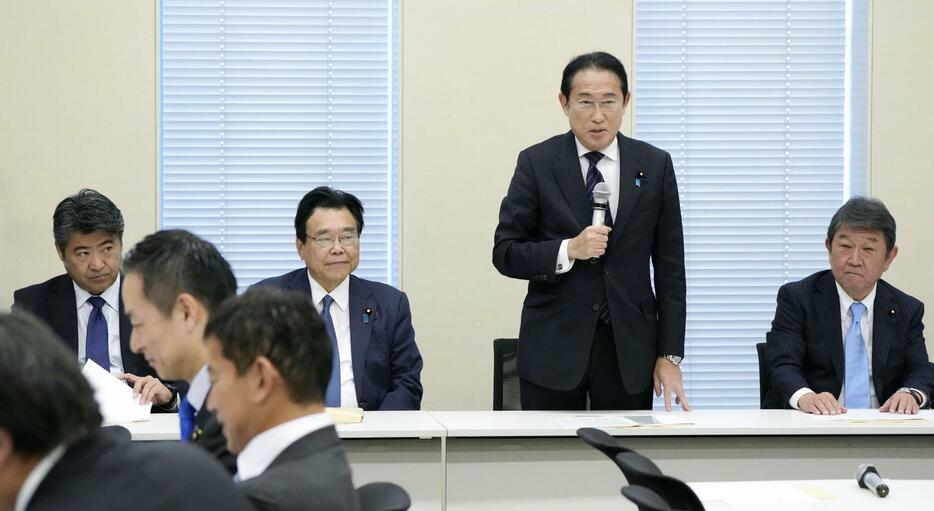 「資産運用立国」の推進に向けた議員連盟の設立会合で、あいさつする岸田前首相（右から2人目）＝22日午後、国会