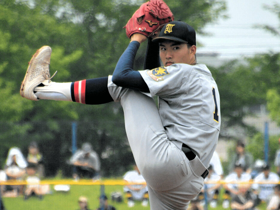 オリックスに3位指名された山口廉王（仙台育英）。身長193cm、体重97kgの超大型右腕 photograph by Asahi Shimbun