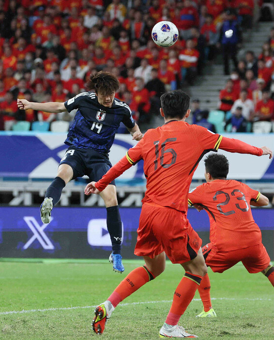 サッカーＷ杯予選。中国戦の後半、ゴールを決める小川（左）＝１９日、中国・アモイ