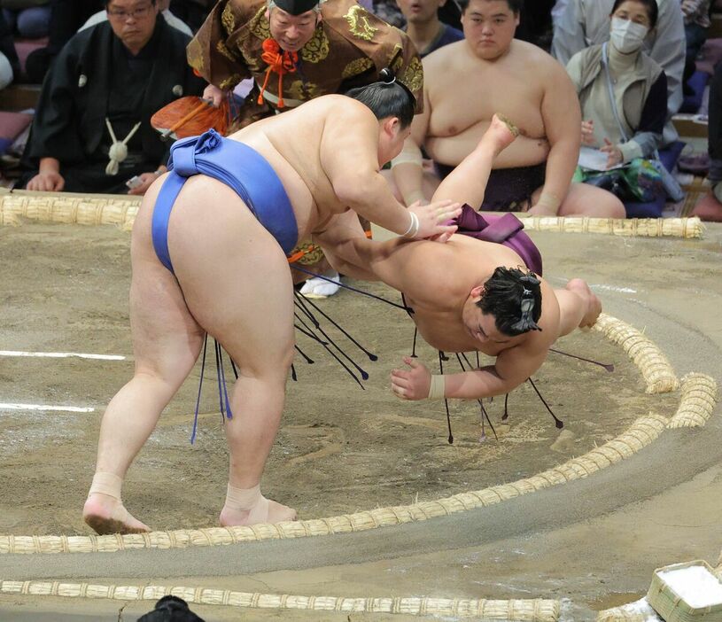 平戸海（右）は突き落としで大の里に敗れた（カメラ・朝田　秀司）