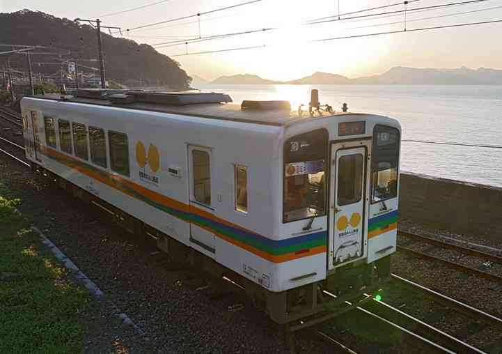 八代海沿いを走る肥薩おれんじ鉄道＝3月10日撮影