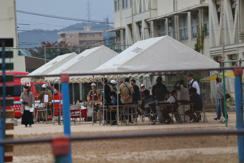 「炭火かコンロが爆発した」との通報があった広島市立五日市南小学校のグラウンド＝広島市佐伯区で2024年11月16日午後3時18分、武市智菜実撮影