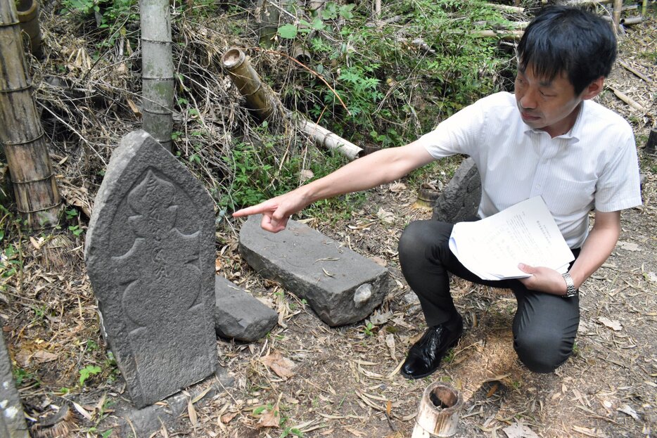 椿井紀伊のものと確認された墓碑。出家後の名「髙徳院」などが刻まれている（木津川市山城町椿井）