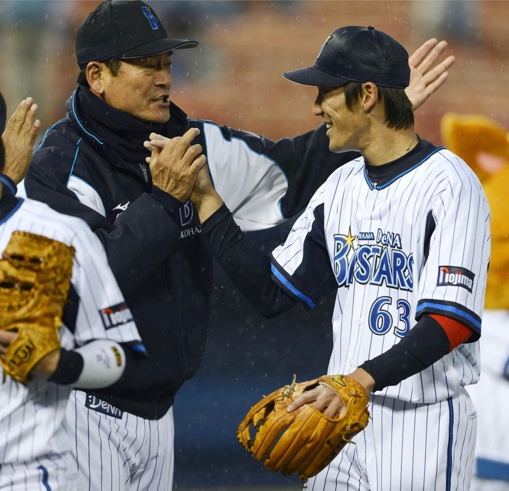 中畑氏と梶谷隆幸 (C)Kyodo News