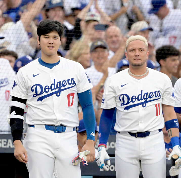 ドジャースの大谷翔平（左）とＭ・ロハス（ロイター）