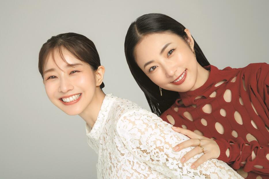 美容誌「美的」2025年1月号に登場する田中みな実さん（左）とMEGUMIさん