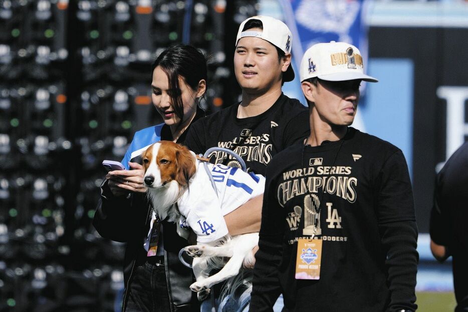 デコピンを抱く大谷翔平（AP）