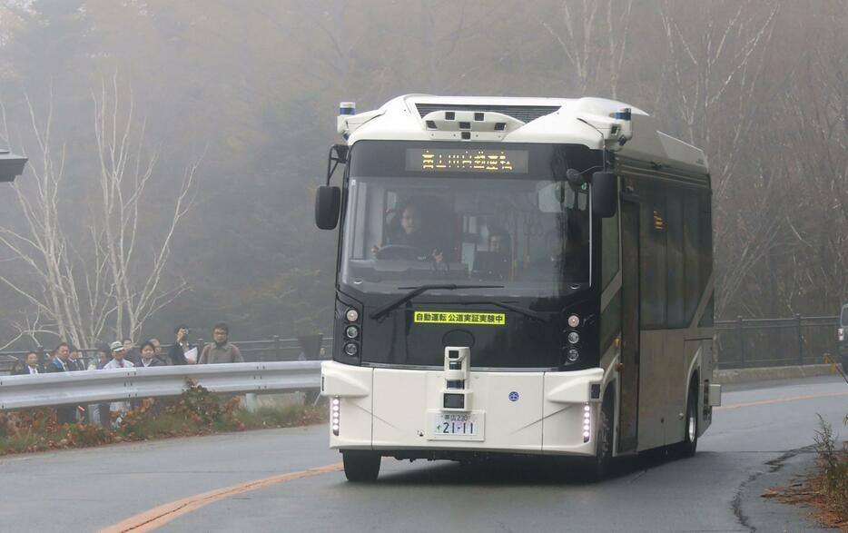 山梨県側の富士山5合目と麓を結ぶ有料道路「富士スバルライン」を自動運転で走るEVバス＝10日午前