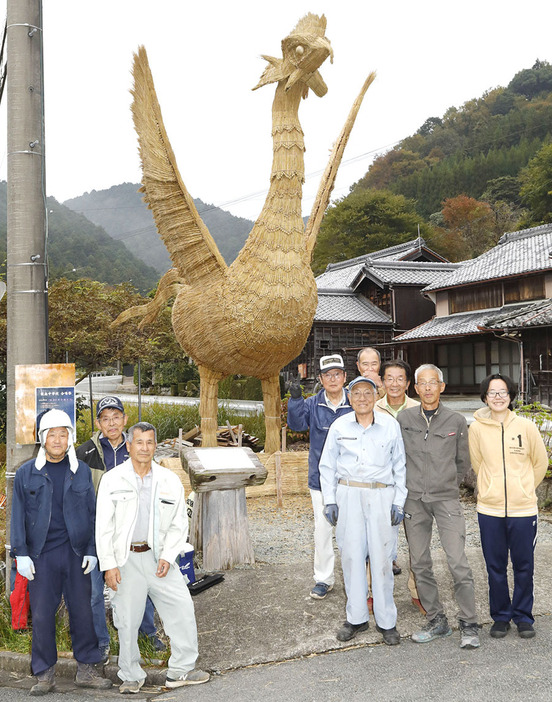 今回で9作目となったワラアートの鳳凰と実行委員会の皆さん＝飯南町下仁柿で