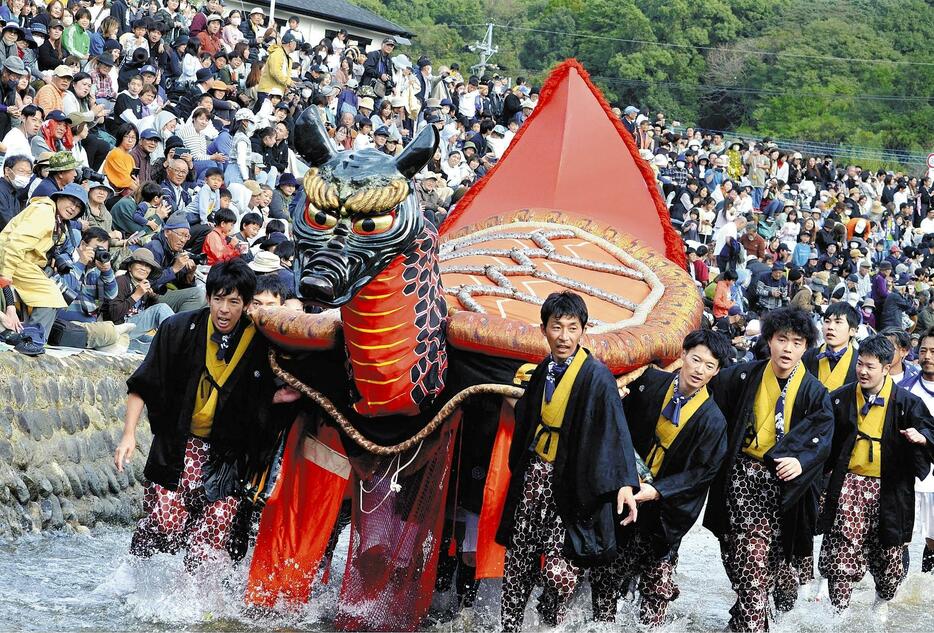 大観衆を沸かせた神獣「亀蛇」の演舞