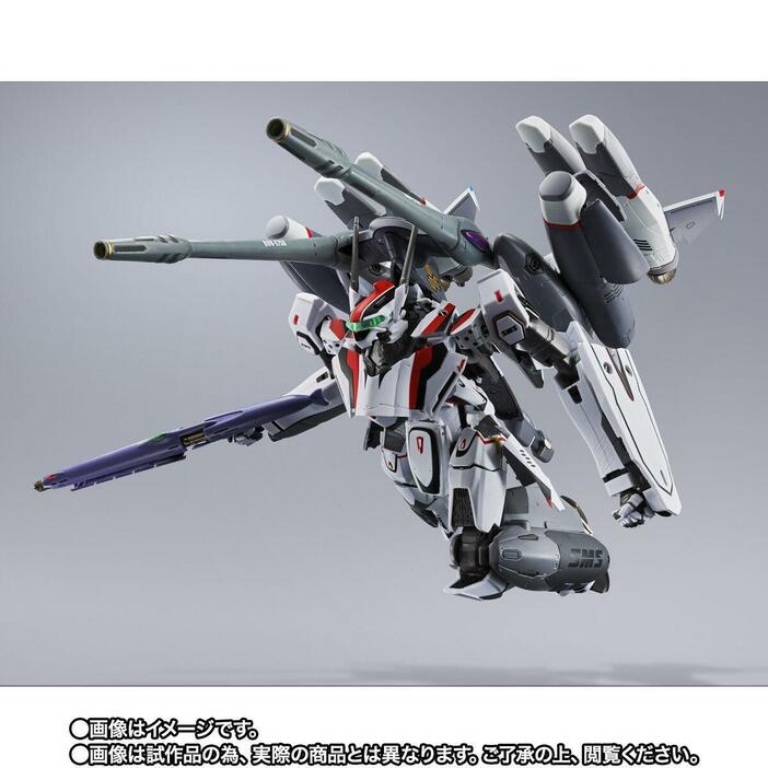 「劇場版マクロスF～イツワリノウタヒメ～」のVF-25F トルネードメサイアバルキリーの玩具「DX超合金 VF-25F トルネードメサイアバルキリー （早乙女アルト機） リバイバルVer.」（c）2009 BIGWEST／MACROSS F PROJECT