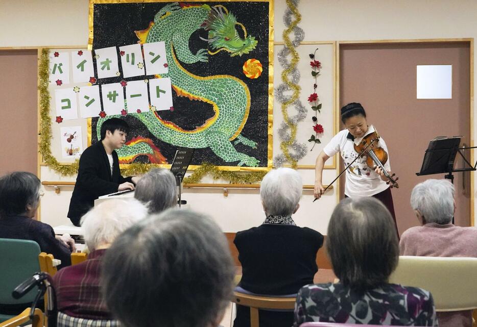 石川県七尾市の高齢者施設を訪れ、演奏するバイオリニストの五嶋みどりさん（右）とピアニストの藤田真央さん＝14日午前