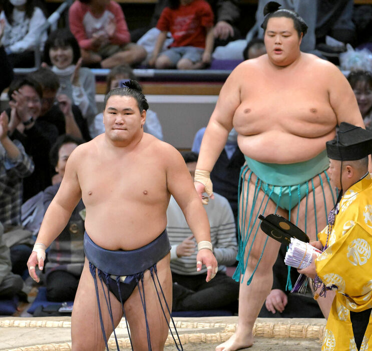 琴桜（右後方）にはたき込みで敗れ、唇をかむ豊昇龍（カメラ・今西　淳）