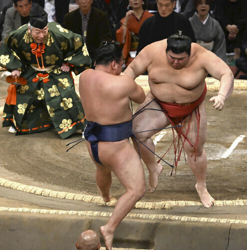 勇み足で豊昇龍（手前）に敗れる熱海富士（１５日）＝園田寛志郎撮影