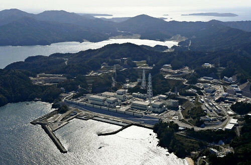 東北電力の女川原子力発電所（１０月２９日、宮城県女川町で、読売機から）