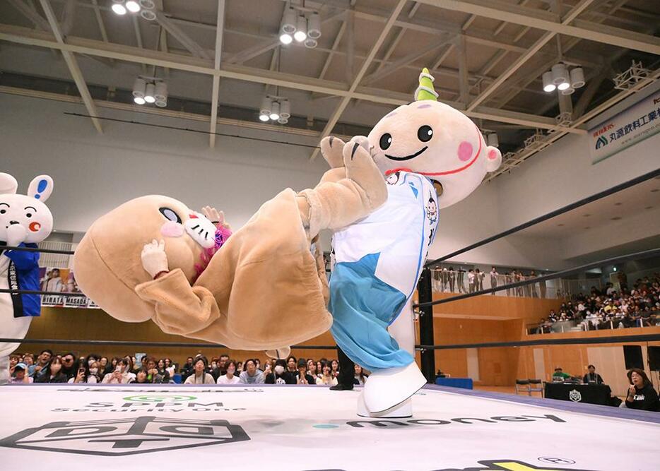 スペシャルタッグマッチ「トウチ君&おしなりくん＆ひがぴょんプロレスデビュー戦」（画像提供＝DDTプロレスリング）