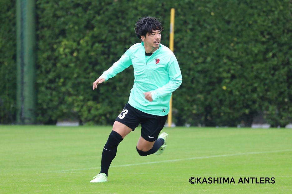 鹿島アントラーズのトレーニングを行なう仲間隼斗（写真◎KASHIMA ANTLERS）