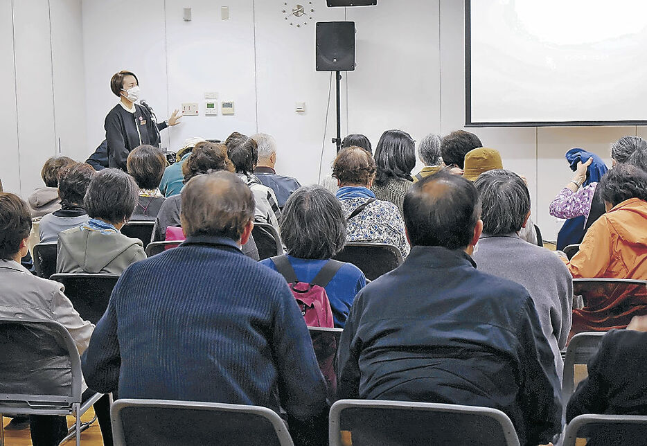 作品を解説する学芸員＝富山市の高志の国文学館