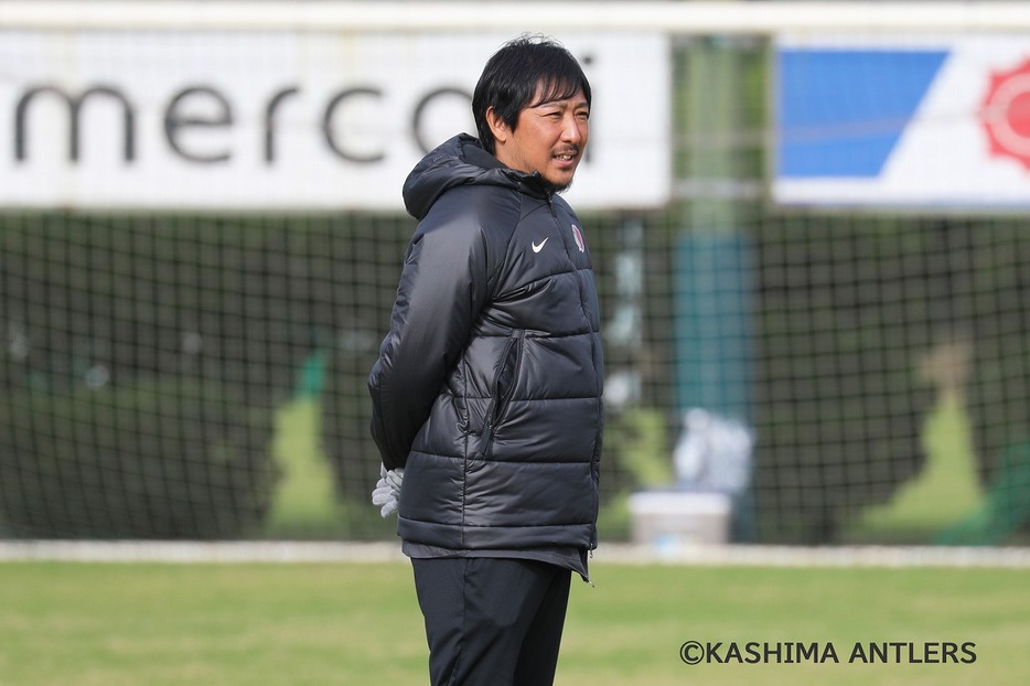 鹿島アントラーズのトレーニングを行なう中後雅喜監督（写真◎KASHIMA ANTLERS）