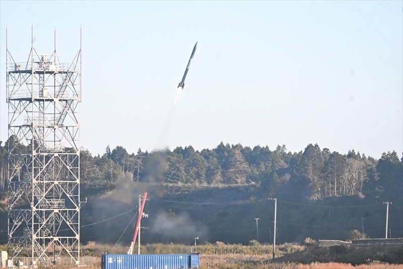 勢いよく飛翔するハイブリッドロケット＝９日午前６時５６分、南相馬市小高区