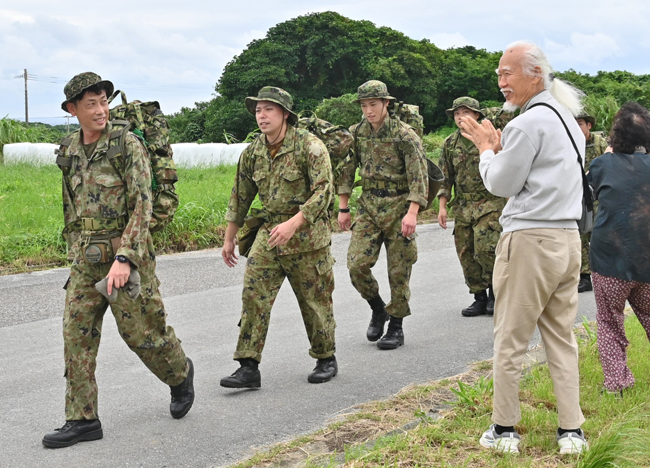 与論島で初の行進訓練を行った陸自奄美警備隊の隊員ら＝21日、鹿児島県与論町