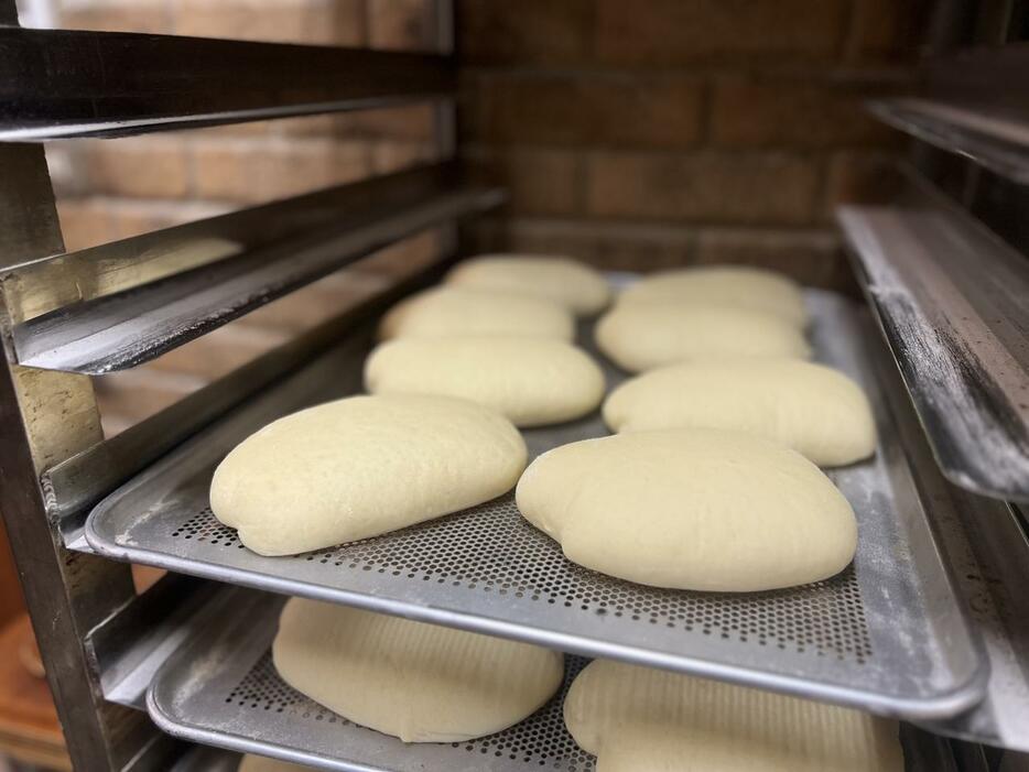 焼き上がったばかりのパニーニ用の通称“白パン“　PHOTOGRAPH BY JUNKO AMANO