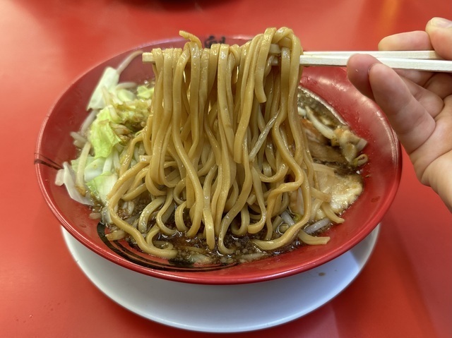 濃厚なスープとよく絡むオリジナル中太麺