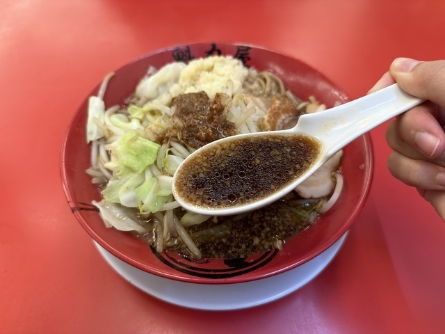 切れのある醤油の風味と濃厚な出汁が生み出す極旨スープ