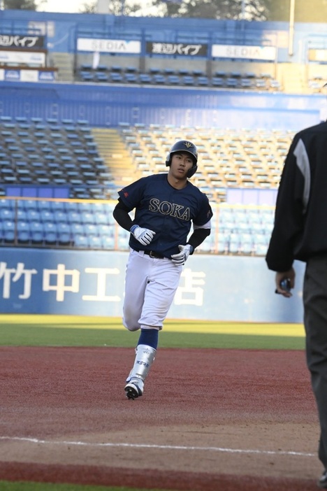 今大会2本目。MLB球団のスカウトも熱視線を送る中で生還した[写真＝矢野寿明]