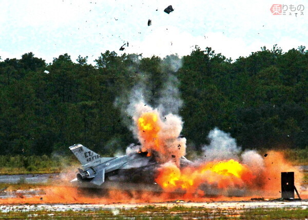 2010年8月、フロリダ州のエグリン空軍基地で行われたQF-16標的機の爆破処理テストの様子。QF-16はF-16戦闘機を転用した無人標的機である（画像：アメリカ空軍）。