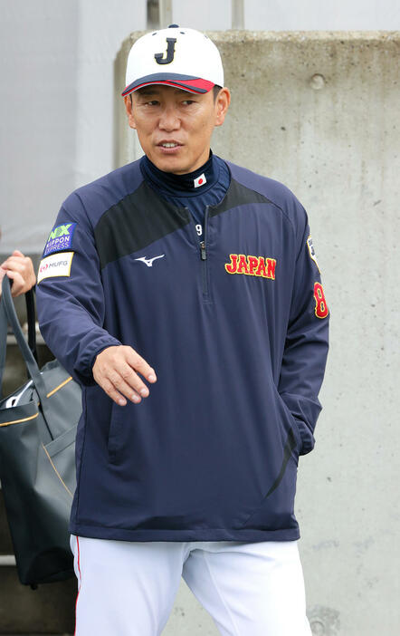 侍ジャパン井端監督は練習を終え引き揚げる（撮影・上山淳一）