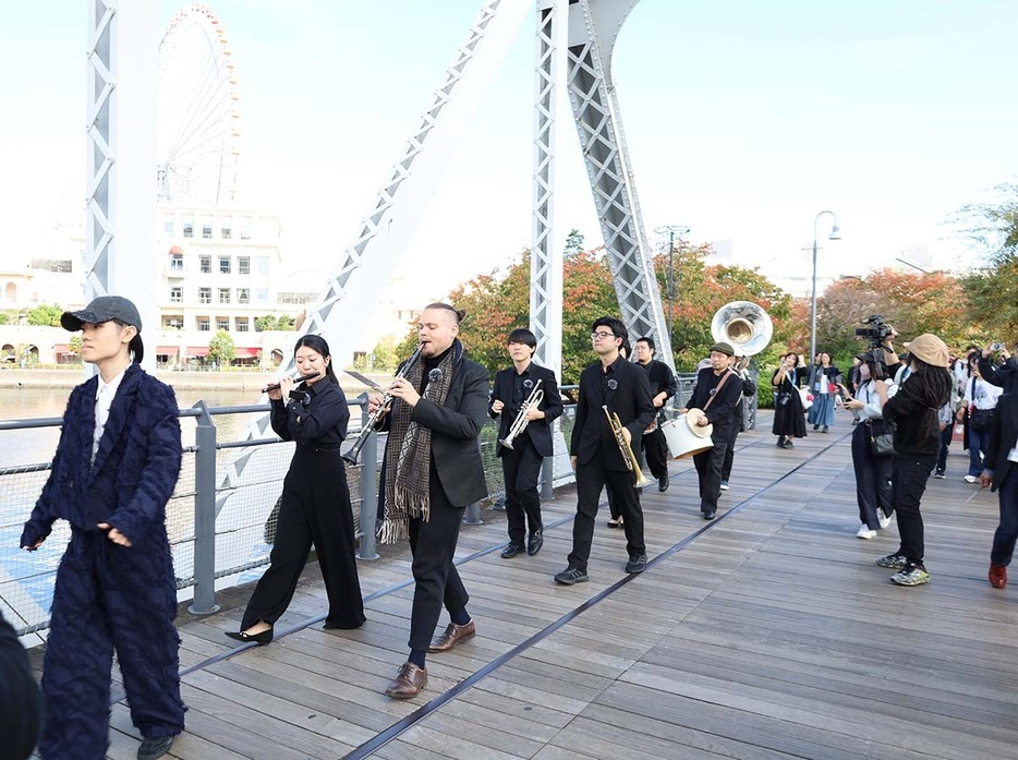 汽車道をパレードするスペシャルバンド＝横浜市西区