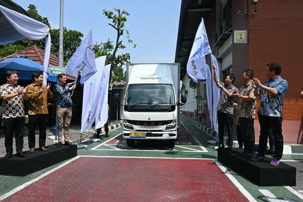 郵船ロジスティクス・インドネシアの物流車両として運用を開始した、三菱ふそうトラック・バスのｅキャンター＝13日、バンテン州（ＮＮＡ撮影）