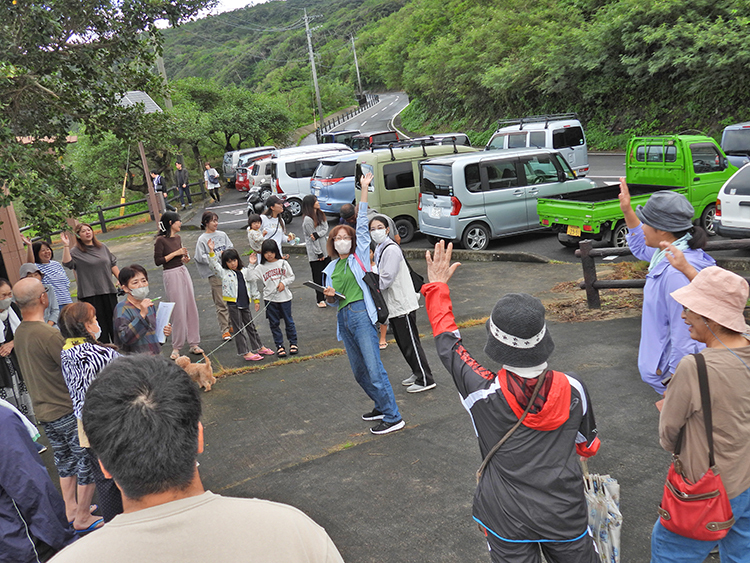 大和村国直集落では高台の公園に37人が避難した（17日、国直サンセットパーク）