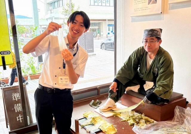 昆布を0.01ミリに削って「おぼろ昆布」にする職人さん=福井県敦賀市の『敦賀昆布 おぼろや』