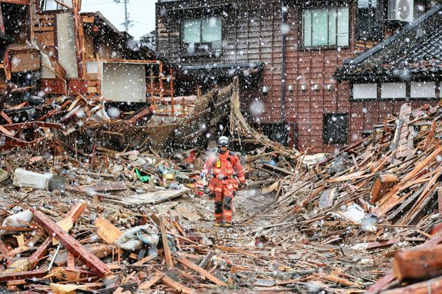 ニュース部門金賞を受賞した「能登半島地震、雪の捜索」=2024年1月7日、石川県珠洲市、田辺拓也撮影