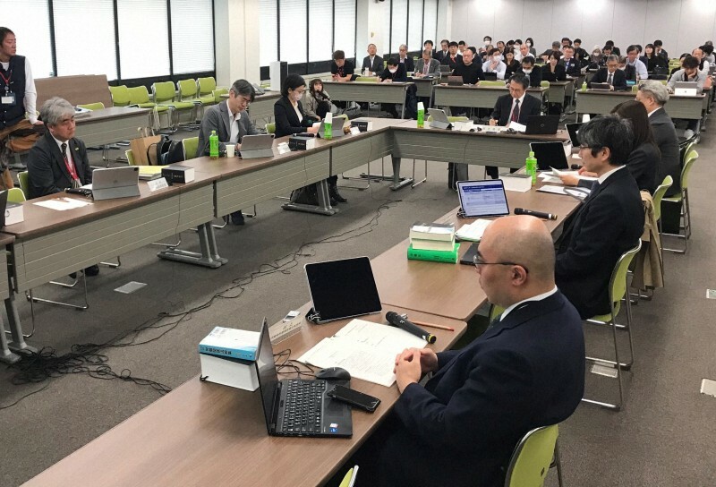 労働基準法の見直し議論に臨む研究会メンバーら＝東京都千代田区の厚生労働省で2024年11月12日、宇多川はるか撮影