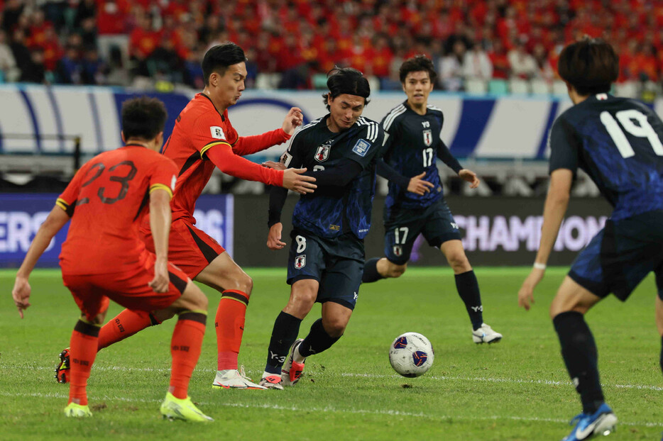 サッカーＷ杯予選。中国戦の前半、競り合う南野（中央）＝１９日、中国・アモイ