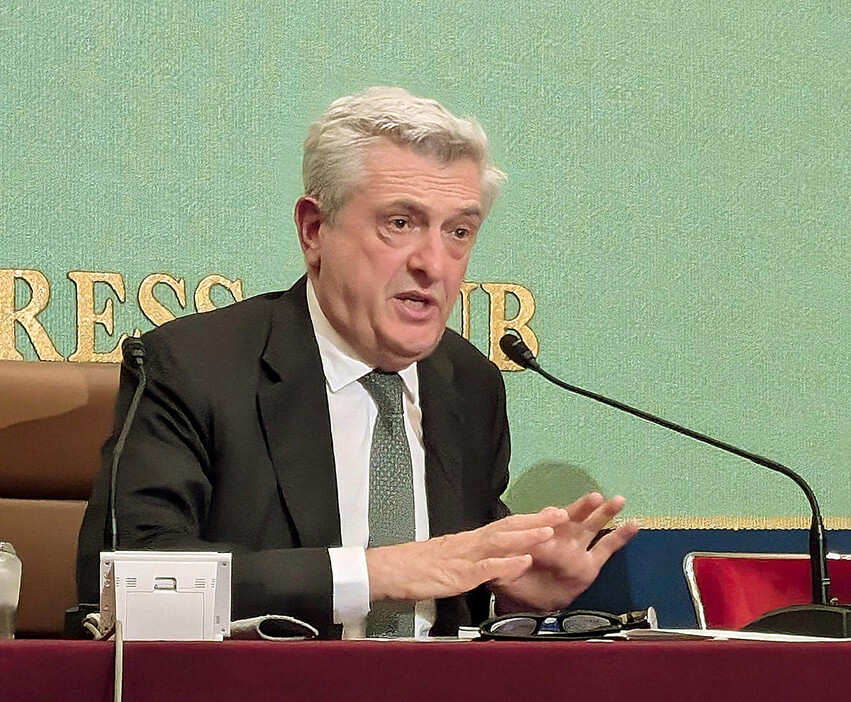 記者会見するグランディ国連難民高等弁務官＝２９日、東京都千代田区