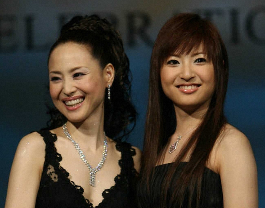 松田聖子（左）と神田沙也加さん