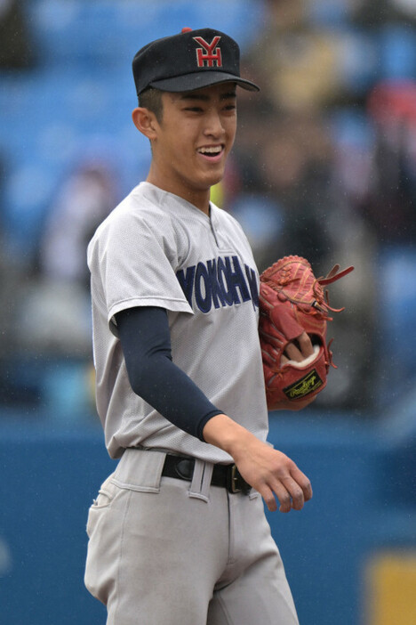 【明徳義塾－横浜】明徳義塾に完封勝利し笑顔を見せる横浜の先発・織田翔希＝神宮球場で2024年11月21日、渡部直樹撮影