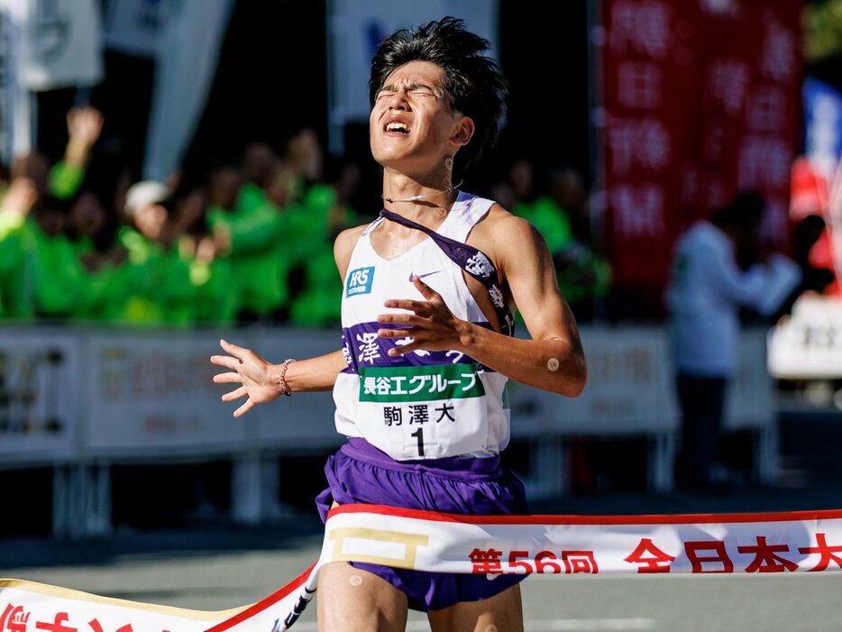 最終区間、國學院大とトップを争っていた青学大をかわして2位フィニッシュした駒澤大の山川（3年） photograph by Kiichi Matsumoto