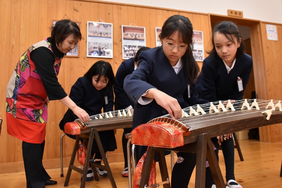 琴に挑戦する子どもたち（厚陽小・中で）