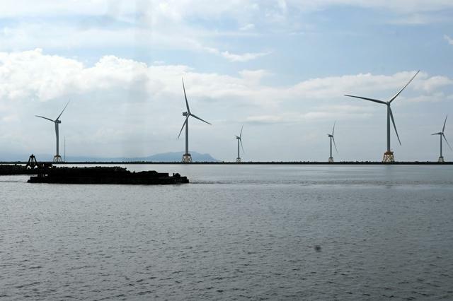 石狩湾新港で1月に運転を始めた洋上風力発電所。国内最大の8メガワットの風車14基が設置されている=2024年8月9日午後2時22分、石狩市、日浦統撮影