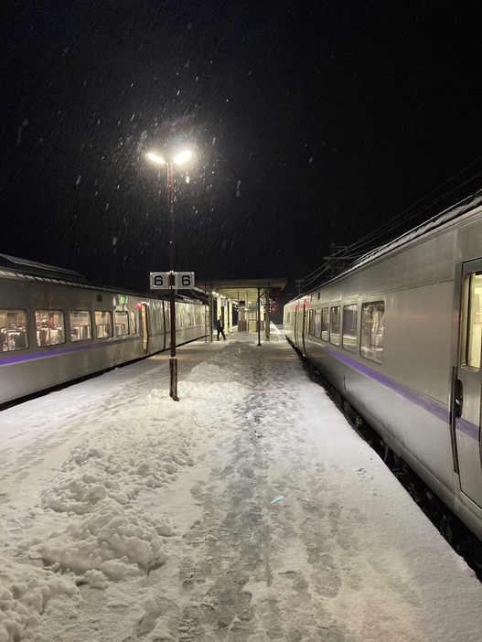 新夕張駅で止まっている特急（提供 視聴者）